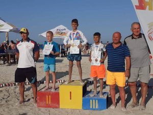 Read more about the article Un luptător dâmbovițean, campion al României la lupte pe plajă U13. A luat aurul după ce a fost de neoprit la Costinești