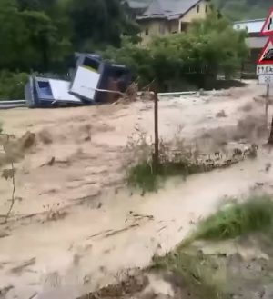 Read more about the article O femeie a murit după ce a fost luată de viitură în Argeș. Ploile au făcut ravagii în țară