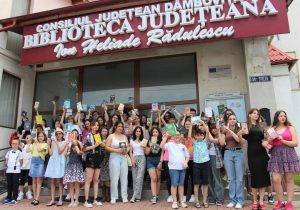 Read more about the article Elevii Școlii „Vasile Cârlova” au participat la „Blind date with a book”