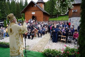 Read more about the article MITROPOLITUL NIFON A FOST PREZENT LA HRAMUL MÂNĂSTIRII PEȘTERA IALOMIȚEI DIN MUNȚII BUCEGI
