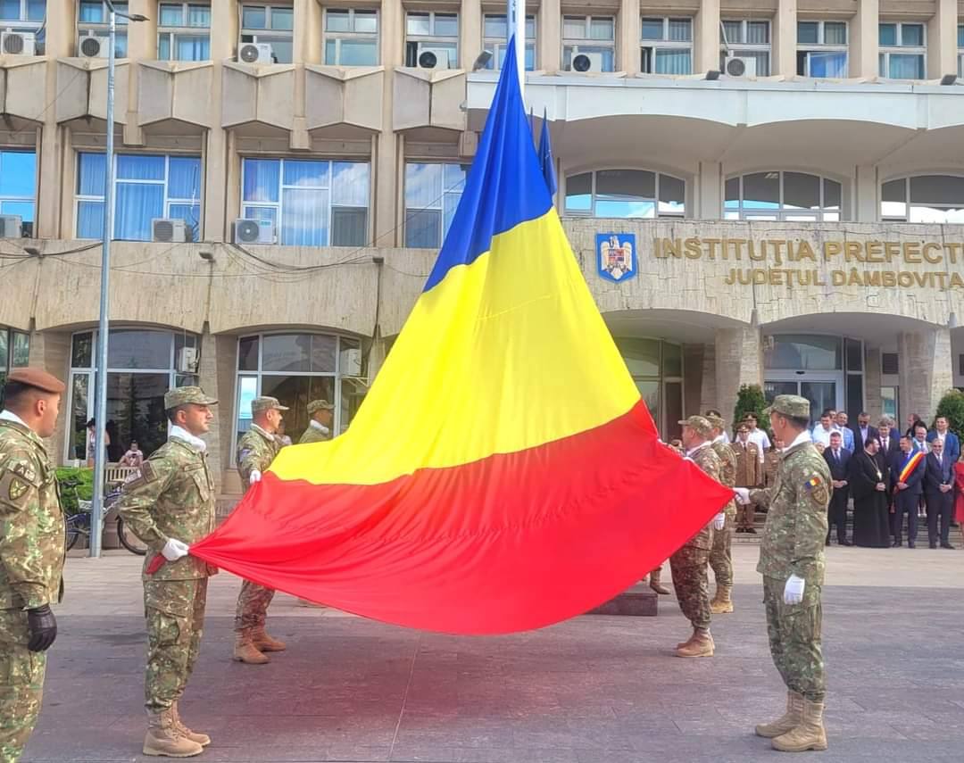 You are currently viewing Lege: Cei care pângăresc drapelul României vor fi pedepsiți cu amendă de la 10.000 la 20.000 lei