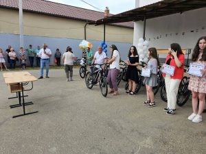 Read more about the article Elevii merituoși din Gura Șuții au fost răsplătiți de administrația locală