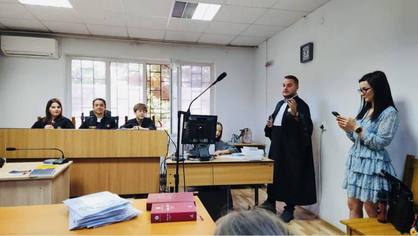 You are currently viewing „Școala altfel”, la Judecătoria Târgoviște, pentru elevi ai Școlii Coresi
