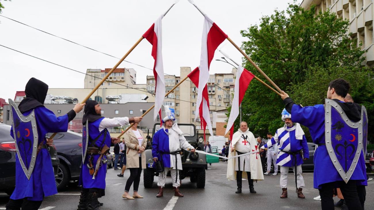 You are currently viewing Mașinile de epocă i-au fermecat, astăzi, pe spectatori, la Zilele Județului Dâmbovița