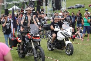 Read more about the article O nouă ediție a întrunirii Blackhelmets a atras numeroși pasionați ai motoarelor, la Mănești