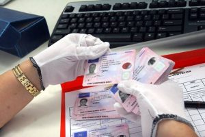 Read more about the article 12 900 de euro pretinși de trei suspecți de la două persoane cărora le-au promis că le vor obține permise auto, fără parcurgerea etapelor legale