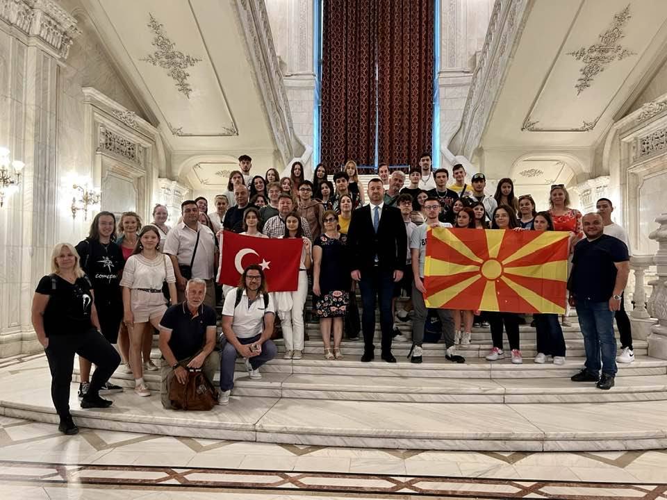 You are currently viewing Elevi și profesori din România, Italia, Macedonia de Nord, Polonia, Portugalia și Turcia, în vizită la Parlament, alături de PSD Moreni