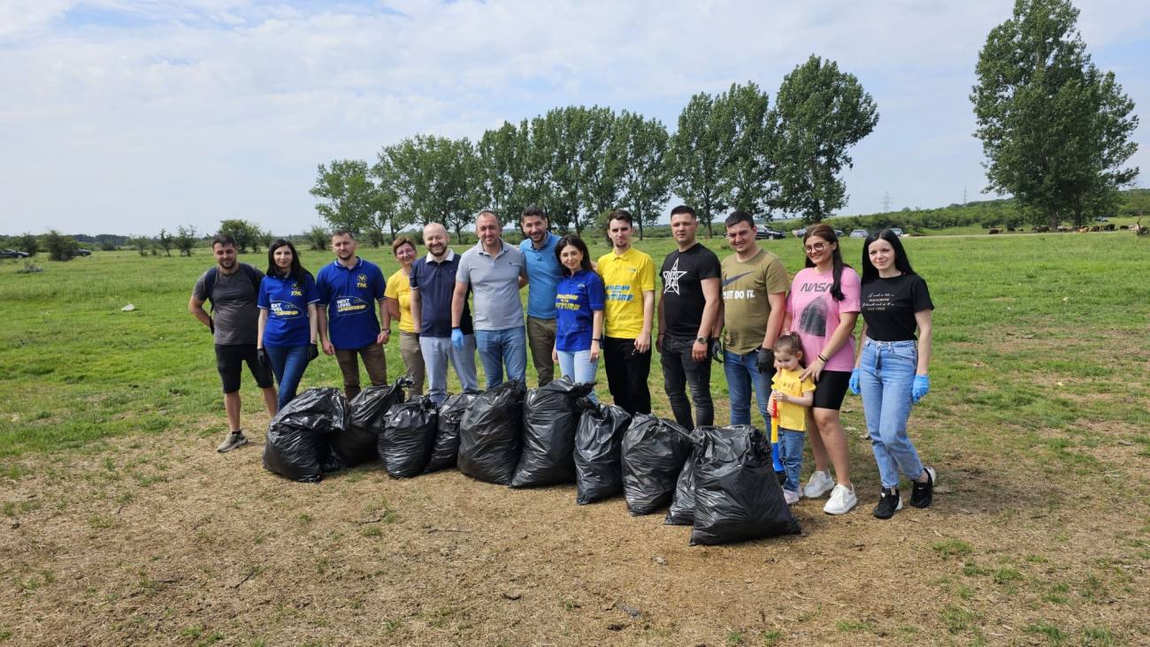 You are currently viewing Tinerii liberali dâmbovițeni – campanie de ecologizare la Priseaca