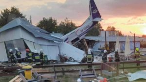 Read more about the article Cinci morți și șapte răniți, după ce un avion de mici dimensiuni s-a prăbușit peste un hangar, în Polonia