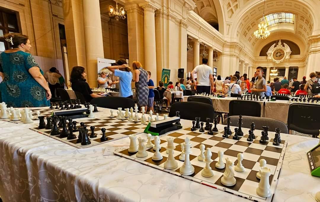 You are currently viewing La Ploiești a început Campionatul Internaţional al Şahului în Şcoală