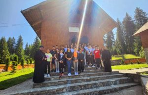 Read more about the article AU DEBUTAT TABERELE DE TINERET ORGANIZATE DE ARHIEPISCOPIA TÂRGOVIȘTEI LA MĂNĂSTIREA PEȘTERA