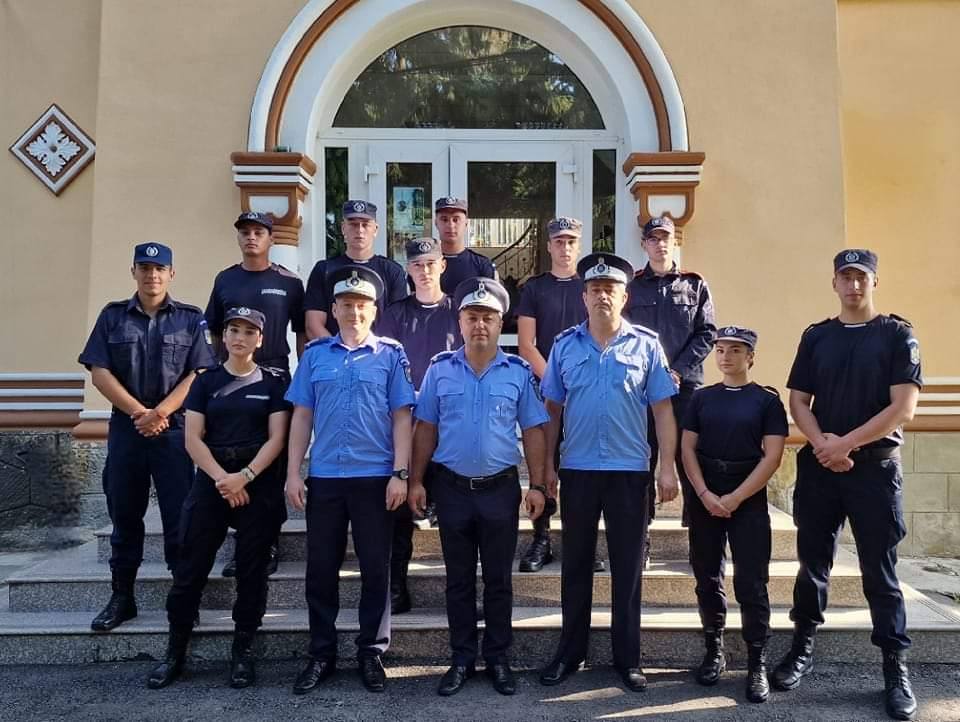 You are currently viewing 10 elevi ai şcolilor militare fac practică la Jandarmeria Dâmboviţa