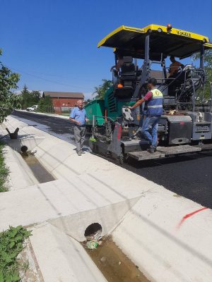 Read more about the article Se lucrează în ritm susținut, la infrastructura rutieră din Comișani