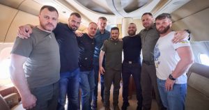 Read more about the article Turcia a permis eliberarea comandanților de la Azovstal, care s-au întors acasă cu Zelenski