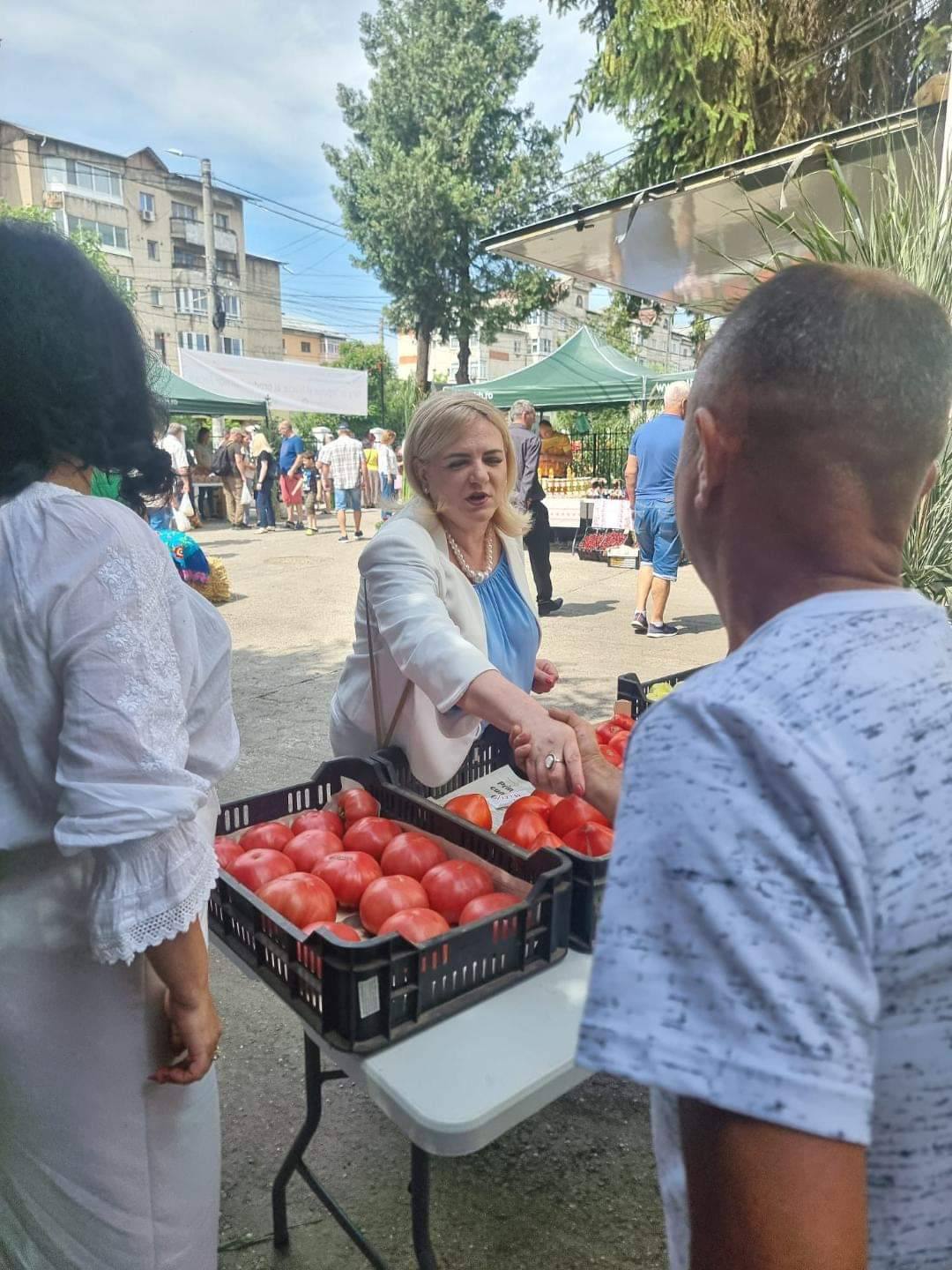 You are currently viewing „Târgul de legume/fructe al producătorilor locali”, desfășurat, ieri, la Direcția Agricolă Dâmbovița, a fost un succes