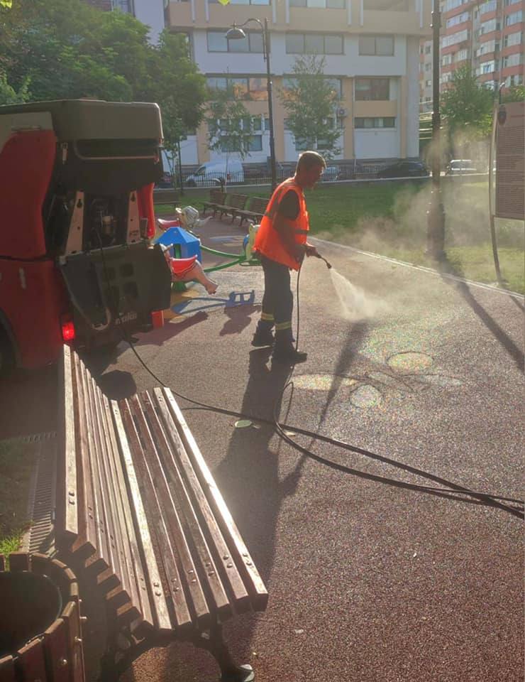 You are currently viewing Curățenia la locurile de joacă din Târgoviște pare o preocupare doar pentru administrația locală nu și pentru târgovișteni