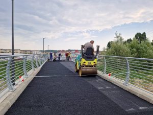 Read more about the article Lucrările la pasarela pietonală din municipiul Moreni se apropie de final