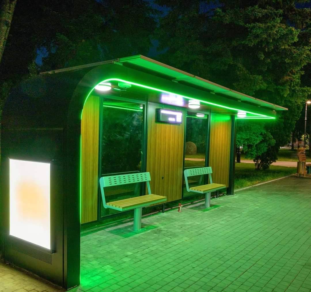 You are currently viewing Continuă montarea celor 28 de noi stații pentru călători, în municipiul Târgoviște