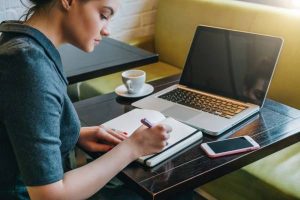 Read more about the article Salariaţii cu copii de până la 11 ani pot beneficia de patru zile de telemuncă lunar