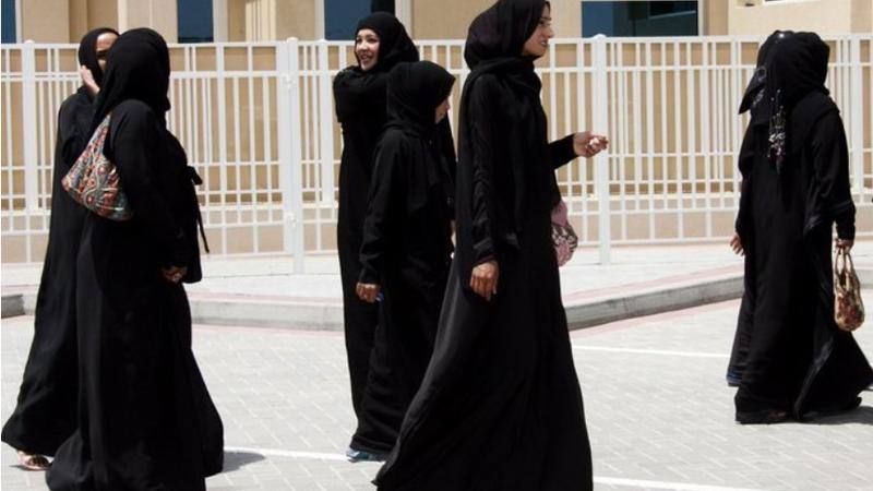You are currently viewing Franța interzice purtarea abaya în școli