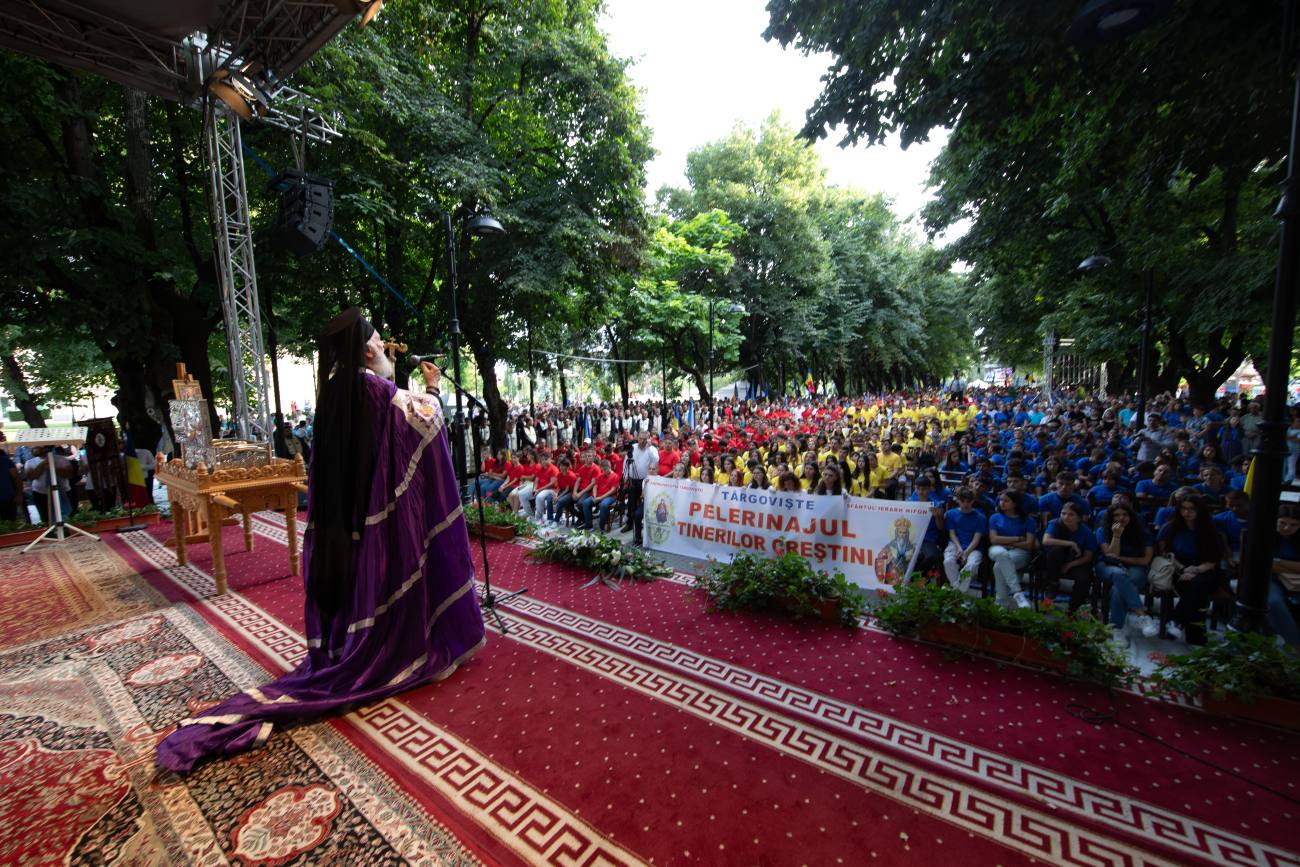 You are currently viewing LA TÂRGOVIȘTE, APROAPE 4.000 DE TINERI AU LUAT PARTE  LA DESCHIDEREA SĂRBĂTORII SFÂNTULUI IERARH NIFON, PATRIARHUL CONSTANTINOPOLULUI ŞI MITROPOLITUL ŢĂRII ROMÂNEŞTI