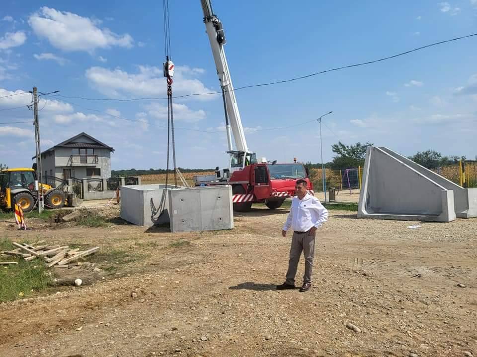You are currently viewing Primar Petrești: nu vom avea niciun mp de străduță fără asfalt