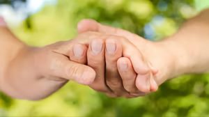 Read more about the article 120.000 LEI OFERIȚI DE ARHIEPISCOPIA TÂRGOVIȘTEI PENTRU TRATAMENT MEDICAL ȘI RECUPERARE