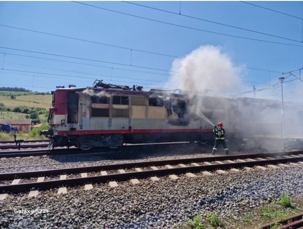 You are currently viewing Incendiu la locomotiva unui tren de transport marfă, la Dumbrăveni
