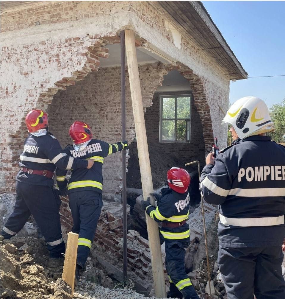 You are currently viewing Zidul unei clădiri s-a prăbușit peste un muncitor, la Mătăsaru!