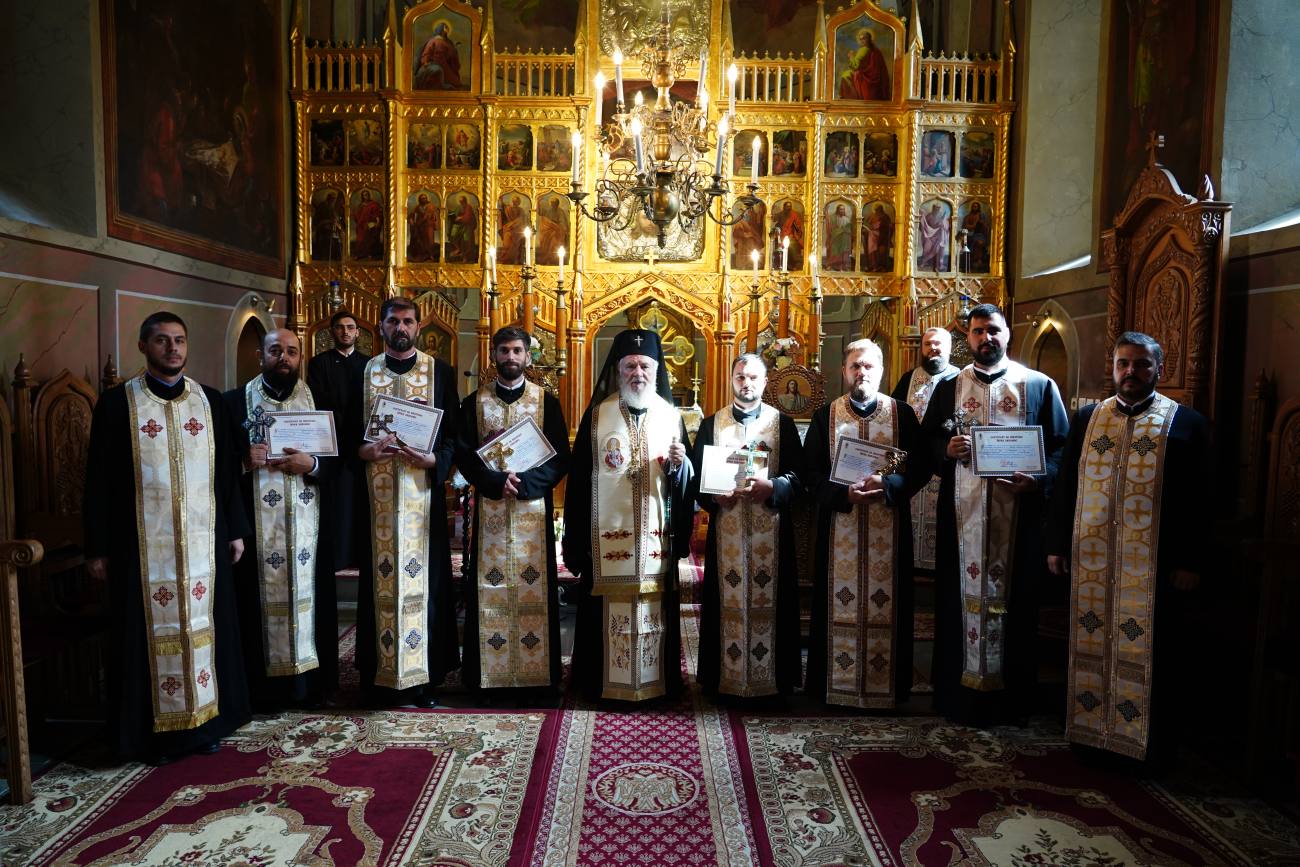 You are currently viewing ACORDAREA DUHOVNICIEI PENTRU ȘASE TINERI PREOȚI ÎN ARHIEPISCOPIA TÂRGOVIȘTEI