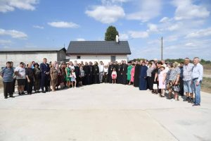 Read more about the article GALERIE FOTO: Momente emoționante, pentru comunitatea din Colacu, adunată la sfințirea capelei mortuare din localitate