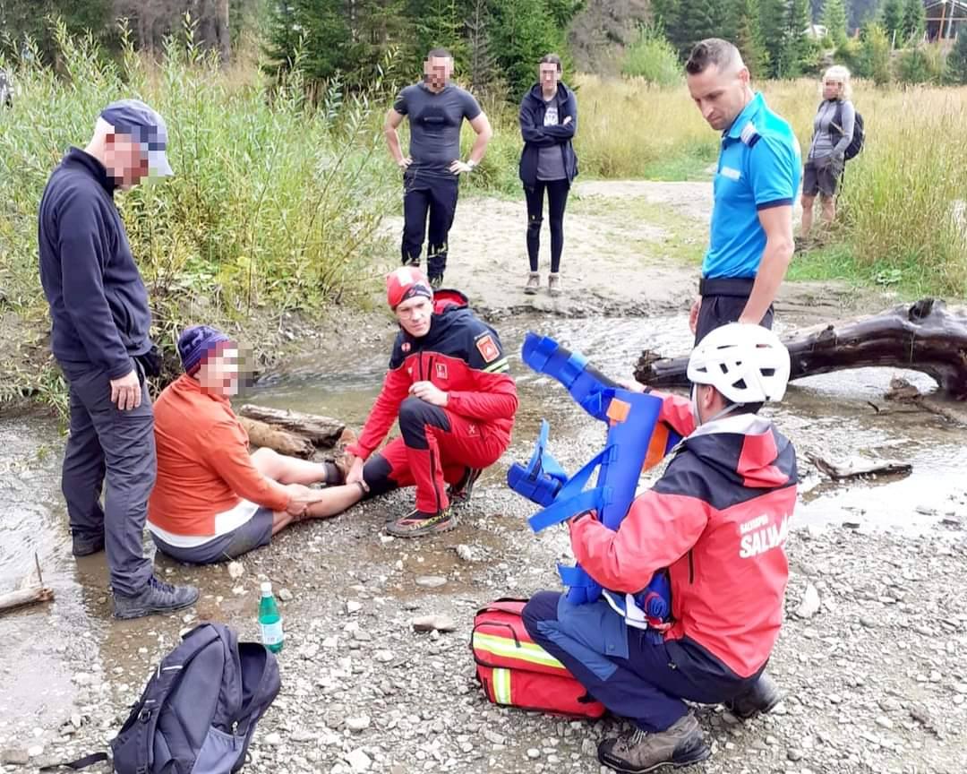 You are currently viewing DÂMBOVIȚA: Turistă accidentată ajutată de jandarmii montani și salvamontiști