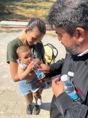 Read more about the article ARHIEPISCOPIA TÂRGOVIȘTEI A OFERIT 10.000 DE STICLE DE APĂ LOCUITORILOR DIN CREVEDIA AFECTAȚI DE RECENTA TRAGEDIE