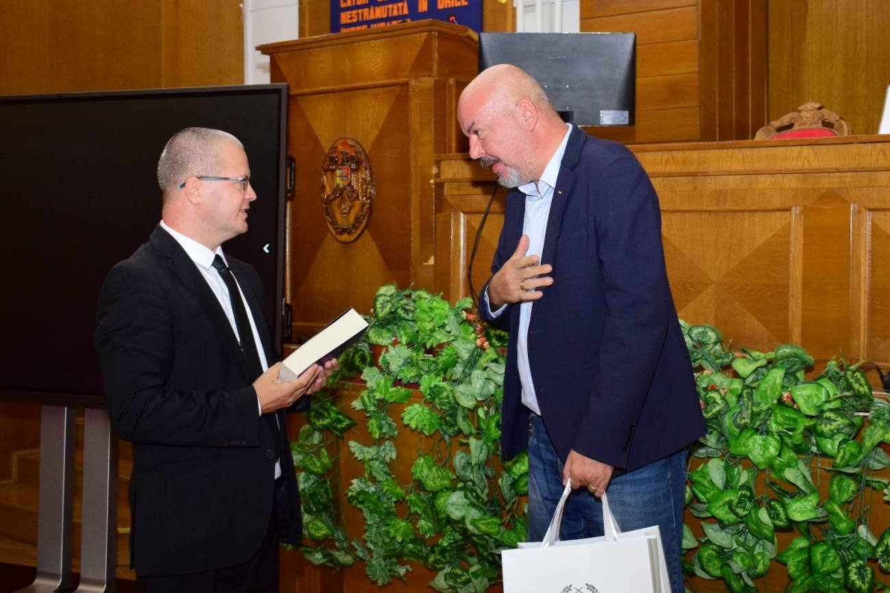 You are currently viewing Florian Bichir a primit premiul pentru cercetare științifică în domeniul strategiei de securitate și diploma de excelență, în Aula Universității Naționale de Aparare „Carol I”