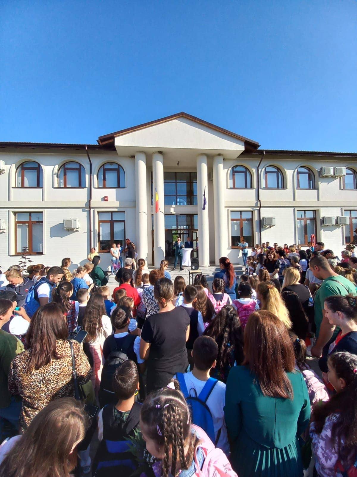 You are currently viewing Ghiozdane și rechizite pentru toți elevii și preșcolarii din comună, din partea Primăriei și Consiliului Local Braniștea