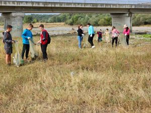 Read more about the article Elevii din Dărmănești au desfășurat, astăzi, acțiuni de ecologizare în comună