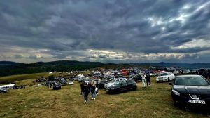 Read more about the article Aglomerație mare pe dealul de la Runcu, la Răvășitul Oilor