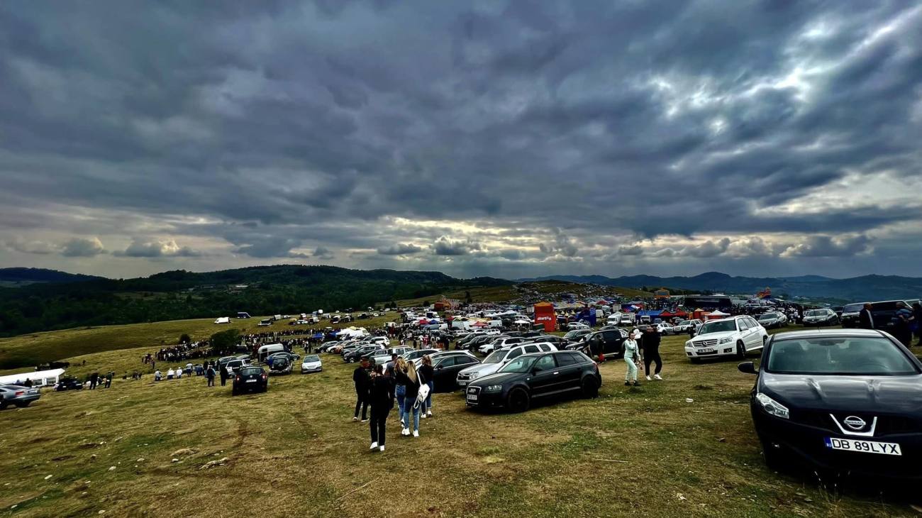 You are currently viewing Aglomerație mare pe dealul de la Runcu, la Răvășitul Oilor