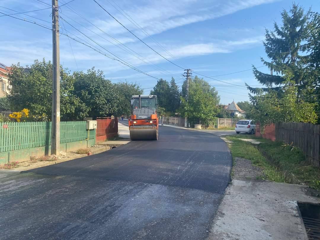 Continuă lucrările la infrastructura rutieră din comuna Răzvad