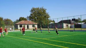 Read more about the article Elevii și tinerii din comuna I.L. Caragiale au la dispoziție, de astăzi, un teren de sport multifuncțional