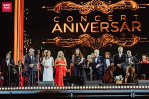 Read more about the article GALERIE FOTO: Gheorghe Zamfir omagiat, aseară, pe scenă, de Lara Fabian și Jose Carreras