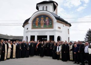 Read more about the article ÎN ARHIEPISCOPIA TÂRGOVIȘTEI A FOST TÂRNOSITĂ NOUA BISERICĂ A PAROHIEI SĂCUIENI COMUNA GURA OCNIȚEI