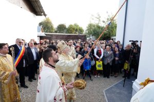 Read more about the article VIDEO – ÎN ARHIEPISCOPIA TÂRGOVIȘTEI A FOST TÂRNOSITĂ NOUA BISERICĂ A PAROHIEI SĂCUIENI COMUNA GURA OCNIȚEI