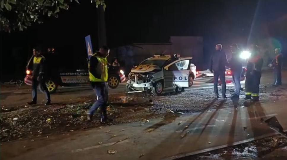 You are currently viewing Două autospeciale de poliție s-au ciocnit în timpul unei urmăriri, la Arad, și patru polițiști au ajuns la spital