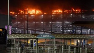 Read more about the article Incendiu de proporții la Aeroportul Luton din Londra