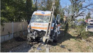 Read more about the article O ambulanță a fost implicată într-un accident rutier, la Ulmi. „Cerem un pic de respect în trafic!”, transmite SAJ Dâmbovița