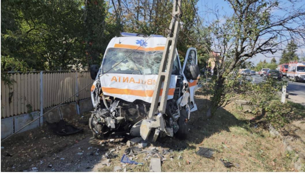 You are currently viewing O ambulanță a fost implicată într-un accident rutier, la Ulmi. „Cerem un pic de respect în trafic!”, transmite SAJ Dâmbovița