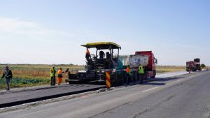 Read more about the article Astăzi, a fost turnată prima porțiune de asfalt pe DN 7 Bâldana-Titu