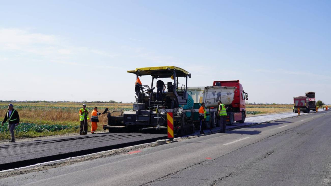You are currently viewing Astăzi, a fost turnată prima porțiune de asfalt pe DN 7 Bâldana-Titu