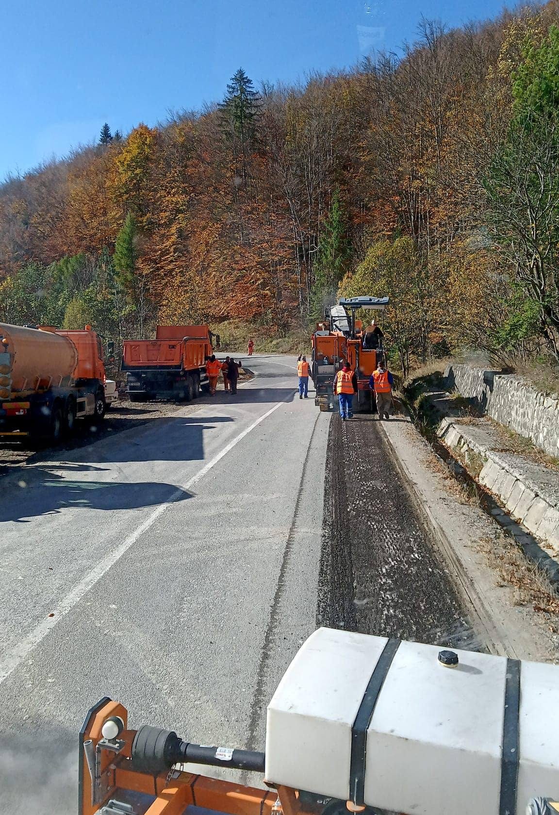 You are currently viewing Ample lucrări de reparații asfaltice au loc pe DN71